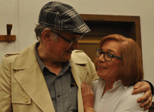 Hans Obergnau legt Isolde Sperling eine Hand auf die Schulter